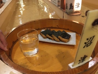 10月は水、木が定休日だって。リバーカウンターでいろいろ流れてくるのがたのしい「甘味処どんぐり」。いそべ巻きもうまい。(沼津市大手町)