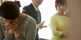 お義母さんの嫁いびりに悩み続けていましたが、一昨日ついに階段で押されて大怪我をさせられた。夫に言うと…