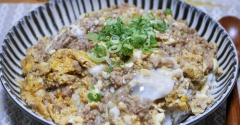 食べ飽きない味「鶏ひき肉でそぼろ親子プレート」&昔懐かし味「サッポロ一番塩らーめん」