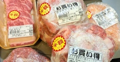 大量の肉を買う