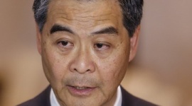 香港行政長官「選挙を民主化すれば貧困層や労働者が結果を左右する」 要求には応じない立場を繰り返す、デモ隊に警告も