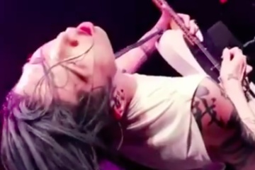 海外「現代のサムライ」MIYAVIこと石原貴雅のギターが世界を魅了する