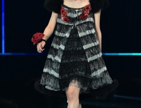 【悲報】東京ガールズコレクションのランウェイを歩く生駒里奈が超絶ブサイクｗｗｗ