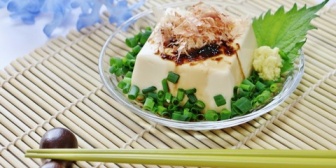 嫁がついに、やってくれたわww今日、スーパーで買ってきた豆腐を、開けて、生のまま皿に、出して冷奴って言って、食卓に並べてるのを目撃した。どうやら…