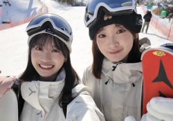 【朗報】スキーウェアの櫻坂46さん、マジで100倍増しで可愛くなってしまう