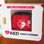  【画像】男さん、女性に訴えられるのが怖くてAEDを使用を躊躇う→女性に障がいが残る⇒！！！