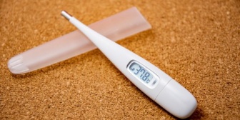 妻(29)の高体温が一年以上続いている。最初の数か月は38度を超える発熱が毎日あり、一年かけて自然と軽くなっていった。しかし…