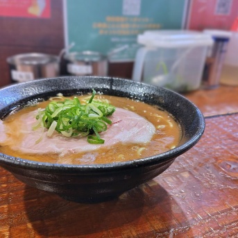 家系ラーメン 麺家 たっとび@立川市<ストロングとんこつ＋替玉>