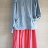 『綺麗色スカートとメルカドバッグで50代ゆるっと初夏コーデ』の画像