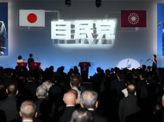 自民党大会で陸上自衛隊員が国歌斉唱したことを野党が批判