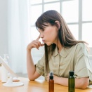 顔が疲れて見える原因は？