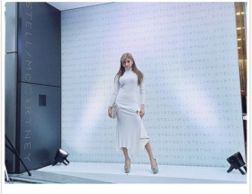 ローラの“爆乳”写真に大反響「でけえ」「神スタイル！」