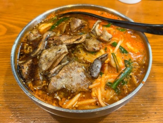 ホルモンユッケジャンラーメン【もつ焼きいざかや　ばんざい】