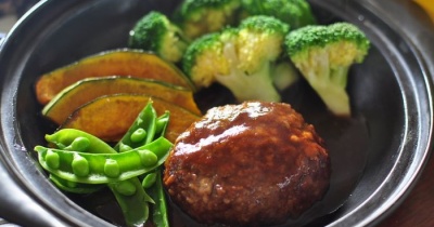 一石二鳥料理【鶏もも肉のソテーとえのきの卵スープ】と、絶品煮込みハンバーグで晩ごはん