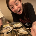 【画像】橋本環奈ちゃん、生ガキを前にご満悦