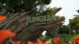 【悲報】ジャングリア沖縄、CMと現実の落差が激しすぎると話題に…「恐竜の首曲がりません」「谷を飛びません」「ティラノサウルス追いかけてきません」