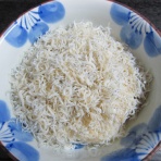 粗食に耐える男