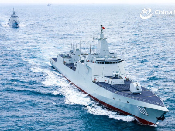 中国海軍に就役した055型ミサイル駆逐艦「安慶」「東莞」が052D型サイル駆逐艦数隻と戦闘訓練を実施！