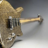 『69個のインスタント麺でエレキギターを作ってみた』の画像