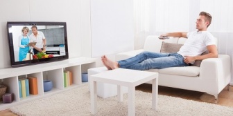 単身赴任中で、休日にやることがない。ビールと600円の缶詰を買ってきて、部屋で映画を見ているんだ。