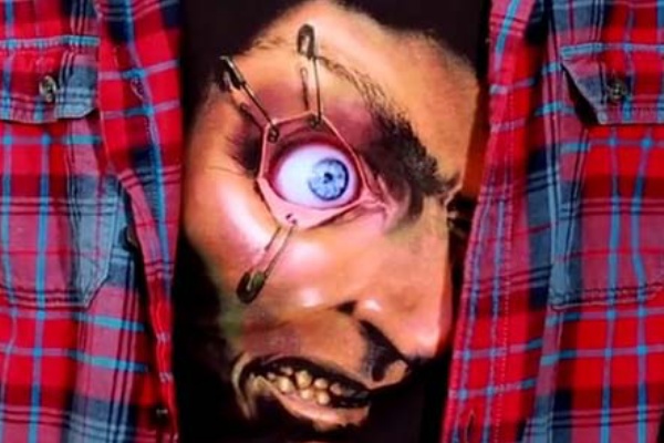 既存のモノを組み合わせた秀逸なアイデア 花火大会 夏祭り 肝試し 盆踊り 夏フェスetcにイイかもしれない 胸に描かれた顔の目が超リアルに動く斬新なｔシャツ デジクロtシャツ はっしんのトレンド