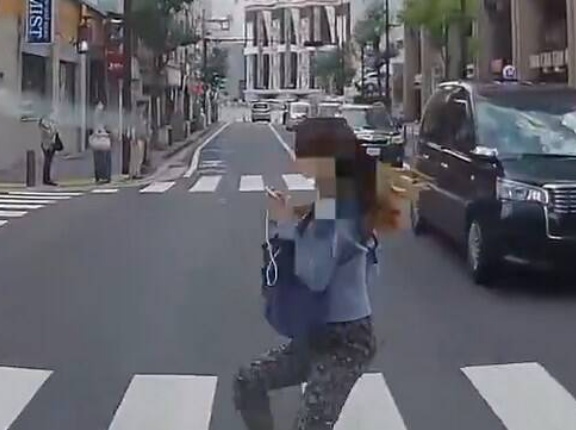 【動画】郊外の野生動物かな？…歩きスマホの女さん、赤信号の横断歩道を駆け抜け轢かれそうになる