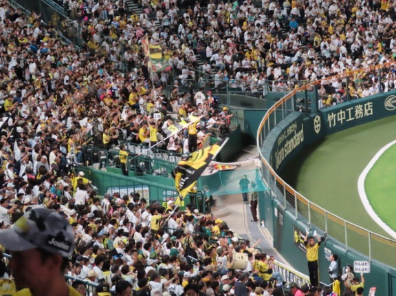 プロ野球応援団と球団の「リアルな関係」