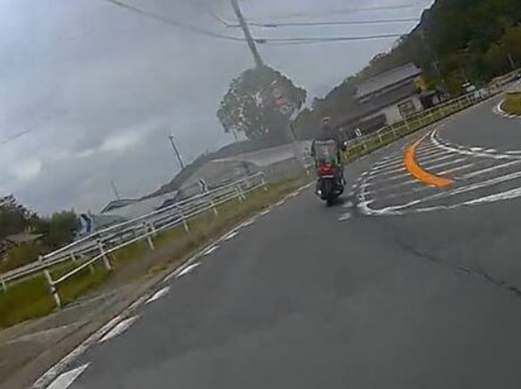 【動画】「車もバイクも関係なく謎の事故が起きる」という魔のカーブが話題に