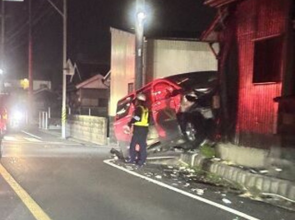 【現場の様子】#交通情報 県道6号線 三重県鈴鹿市下箕田４丁目付近 道路沿い住宅建物に乗用車突っ込む事故で規制渋滞4月14日 #三重 #鈴鹿