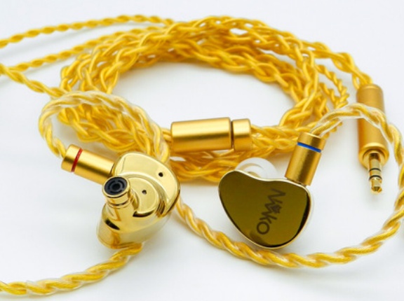 「CVJ Neko」 高性能ドライバーと高品質アルミシェル&ケーブルで楽しいリスニングサウンド。通常モデルも3色カラバリで魅力的なお手頃中華イヤホン【レビュー】