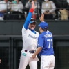 「その時歴史は動いた」中日・立浪監督の笑顔ハイタッチにＳＮＳわく　新庄監督とパフォ「何か感動した」