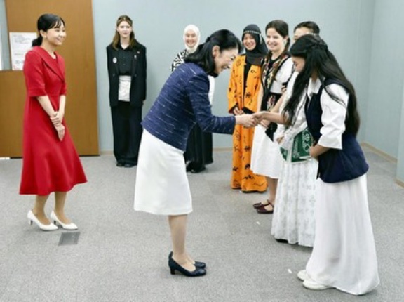 紀子さまと佳子さま　キルギスから来日中の聴覚障害がある研修生らと「手話」で交流　筑波技術大学で