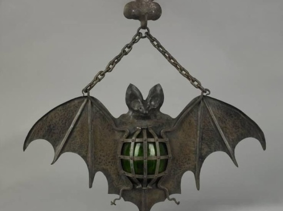 外国人「歴史を感じる興味深いアンティーク集を見せていく！」