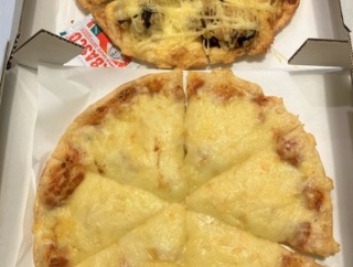 【テレビじゃ教えない！函館 ラッピのアジア的に美味いピザ】函館 ラッキーピエロ 昭和店