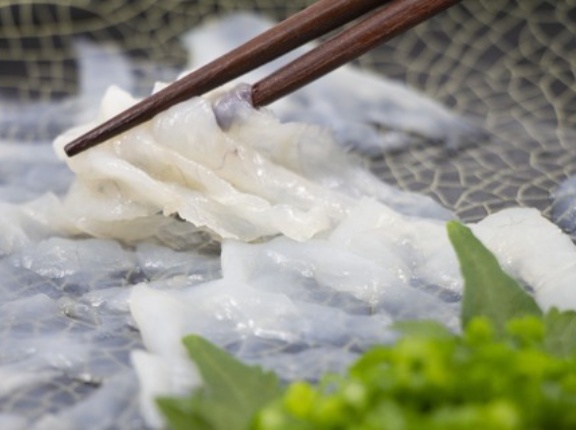 「ふぐ刺し」を箸でグワーっと取って食ってみたい