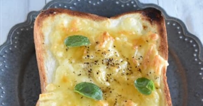 甘じょっばさがクセになる！チーズとサワークリームのハニートースト