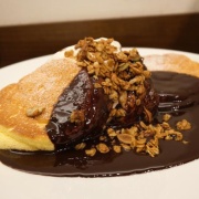 【福岡 天神】幸せのパンケーキ　　ホットチョコレートパンケーキ　自家製グラノーラがけ