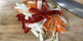 プロポーズしようと思ってる彼女の料理が激マズなんだが、結婚はもう少し様子見た方が良いのかな？野菜を洗わないし、野菜を切る時の左手の添え方が変で…