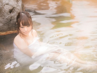惚れ症のA子の今度のターゲットは俺→A子「みーつけた！」タックルされて倒れ込む。A子は手にしたガムテで俺の拘束し服を脱ぎだす。A子「アソコから血が出るから子供作れるの！」