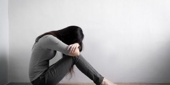 夫が原因の不妊でずっと妊娠しなかったが、奇跡的に妊娠。でも一か月もせず心音が聞こえなくなった。そのとき夫に言われたことでそれまで蓋をしていた思いがあふれ出た