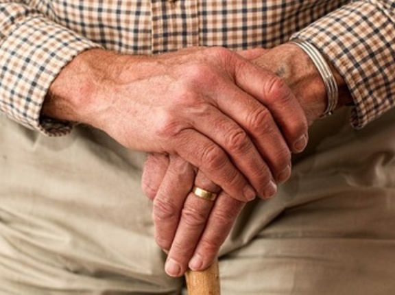 【速報】100歳越えの高齢者、初の10万人超え。9割近くは女性