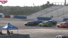 【動画】女性たちのオーバルレース、ペースカーがコースを外れてピットレーンに入ると後続車が全て付いて行ってしまい実況アナウンサー大笑い