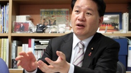 小松長官が抗がん剤投与のため国会欠席 → 民主・尾立「職責果たしていない」と猛反発