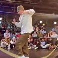 長縄の中で45秒踊りっぱなしの男性、コツは「縄が下を通るときに足を上げておくだけ」【海外の反応】