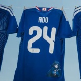 『「うわぁぁ欲しすぎる」日本代表 アディダス 「Ado」× サッカー日本代表! 特別コラボユニフォーム限定モデルを発売すると発表‼Adoを象徴する“青い薔薇”のロゴを配置』の画像
