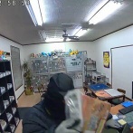 カードショップさん、空き巣に入られブチギレ映像公開「犯人の目が結構気持ち悪いですが、滑稽な姿が確認できます」