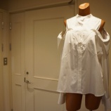 『KEITA MARUYAMA（ケイタマルヤマ） Open Shoulder Shirt』の画像