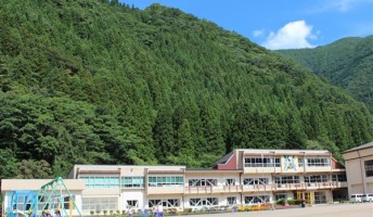 小学校校庭に熊が侵入し射殺→“第3者”から反発の声「子供の目の前で射殺するなんて」