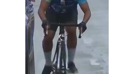 【動画】ツール・ド・フランス、選手が到着する直前に一般人がコース侵入、ロードバイクに乗ってゴールライン越えてしまうｗｗｗｗｗ