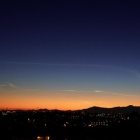 『投稿：ロケットによる夜光雲＆月齢0.9の月　2024/01/14』の画像